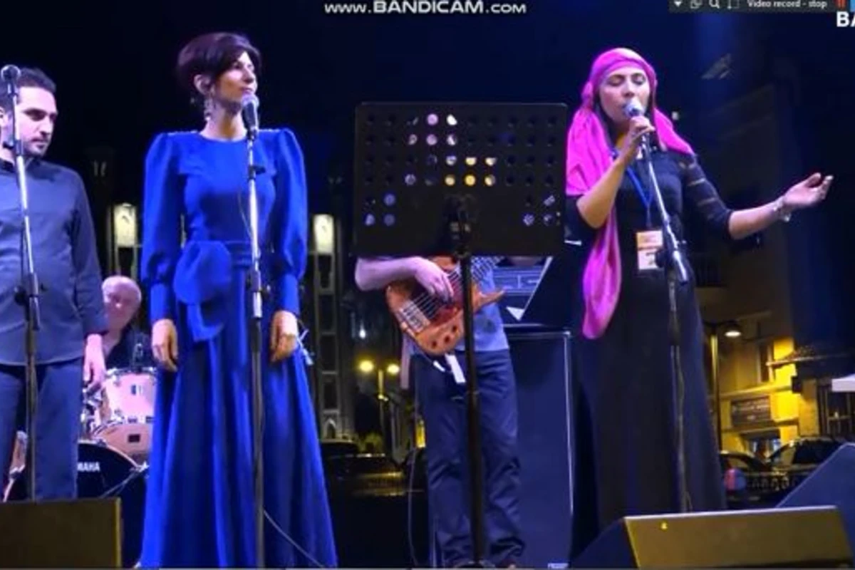 Azərbaycanlı müğənni “Sarı gəlin”i erməni ifaçı ilə duet oxudu - VİDEO+FOTO Azərbaycanlı müğənni “Sarı gəlin”i erməni ifaçı ilə duet oxudu - VİDEO+FOTO