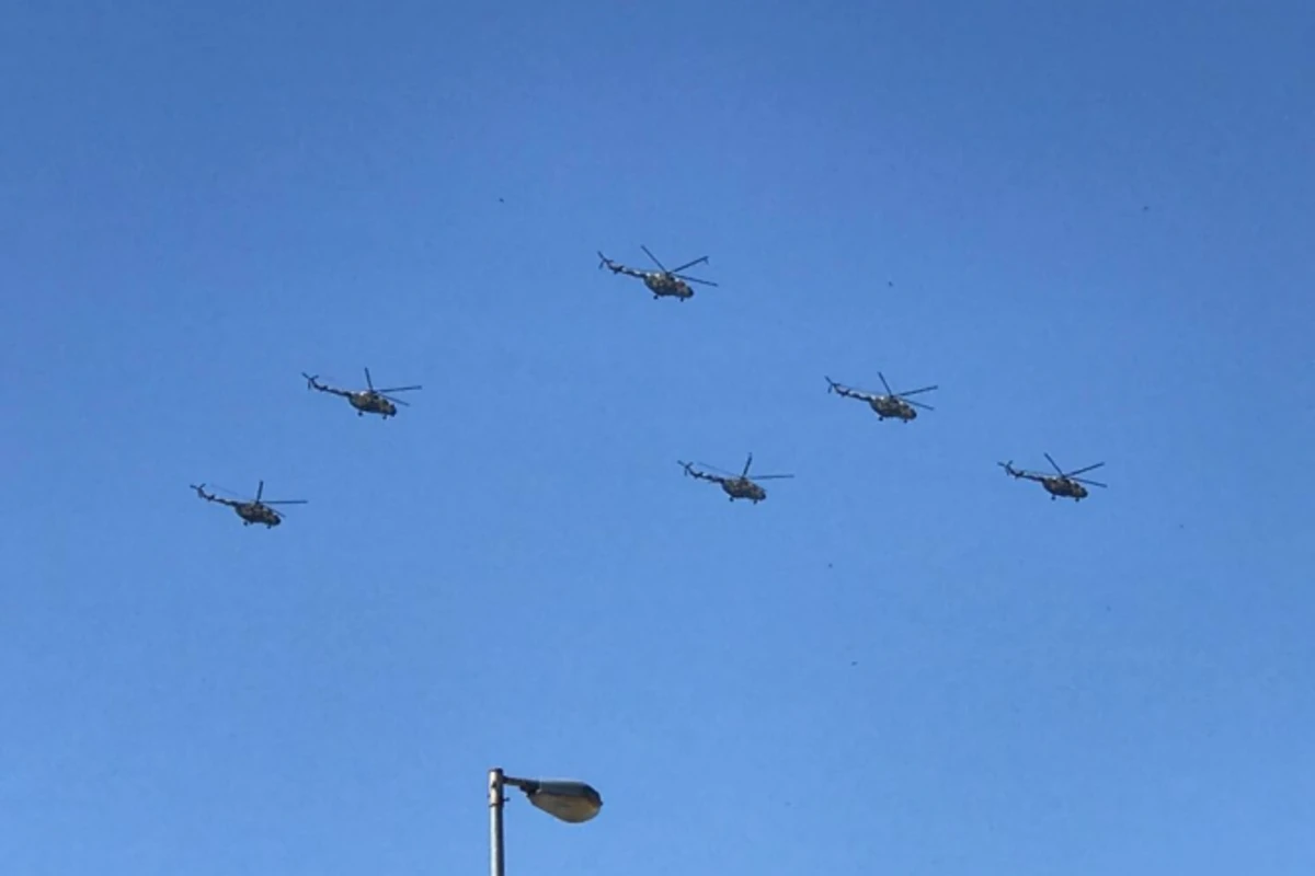 Военные самолеты и вертолеты в небе над Баку (фото)