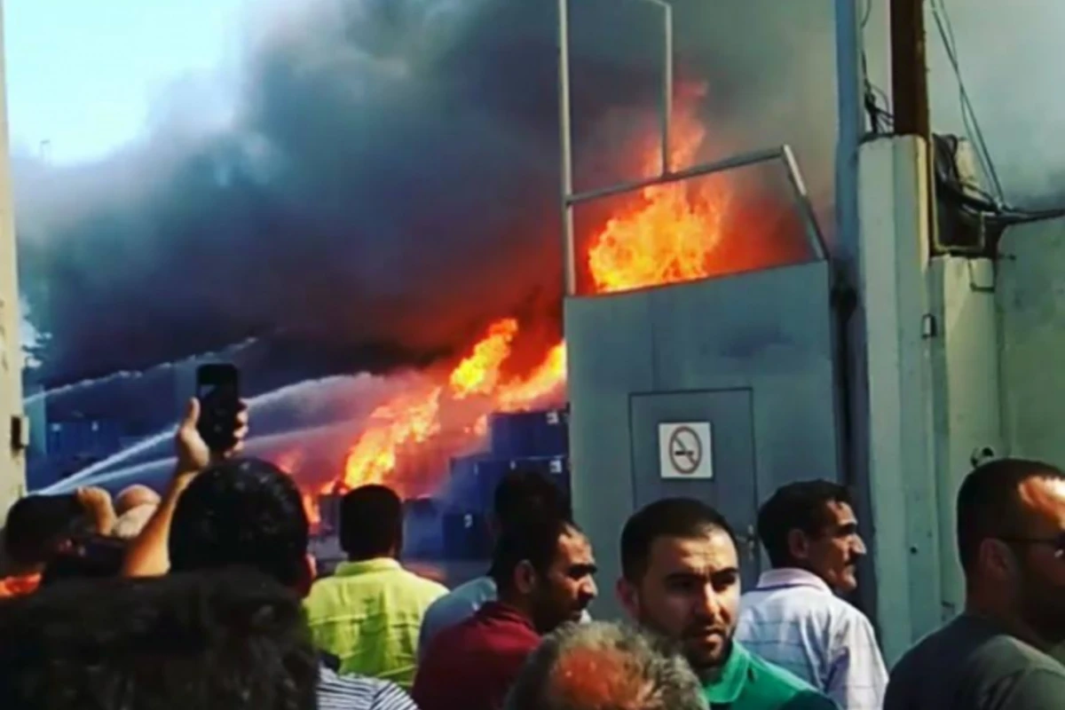 Пожар в лакокрасочном цехе в Баку (видео)
