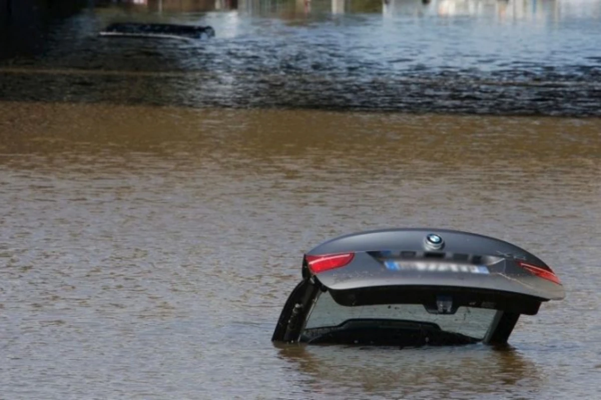 В Баку Mercedes упал в водоканал, есть пострадавшие (видео)