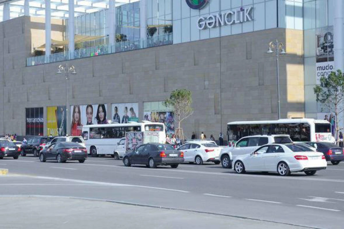 В Баку устранят плотность транспорта перед Торговым центром Gənclik Mall