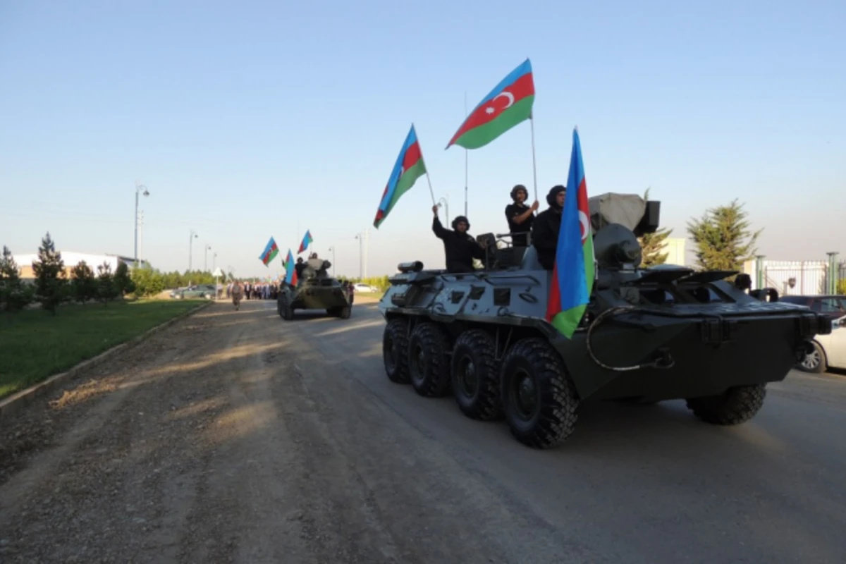 Azərbaycan Ordusunun bayraq meydanına yürüşü - FOTO