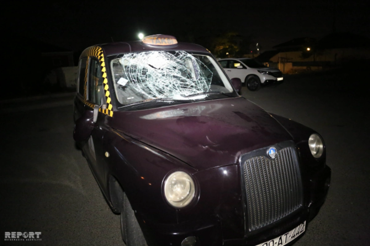 Aeroport yolunda ağır qəza - London Taxi piyadanı vurdu – FOTO