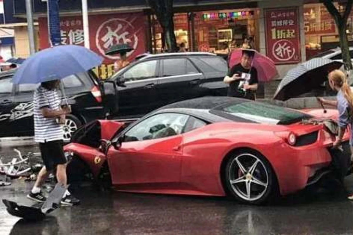Женщина села за руль Ferrari и разбила его через пару минут (видео)