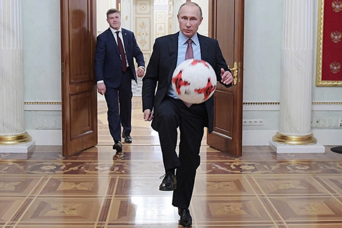 Путин сыграл в футбол на Красной площади (видео) Путин сыграл в футбол на Красной площади (видео)