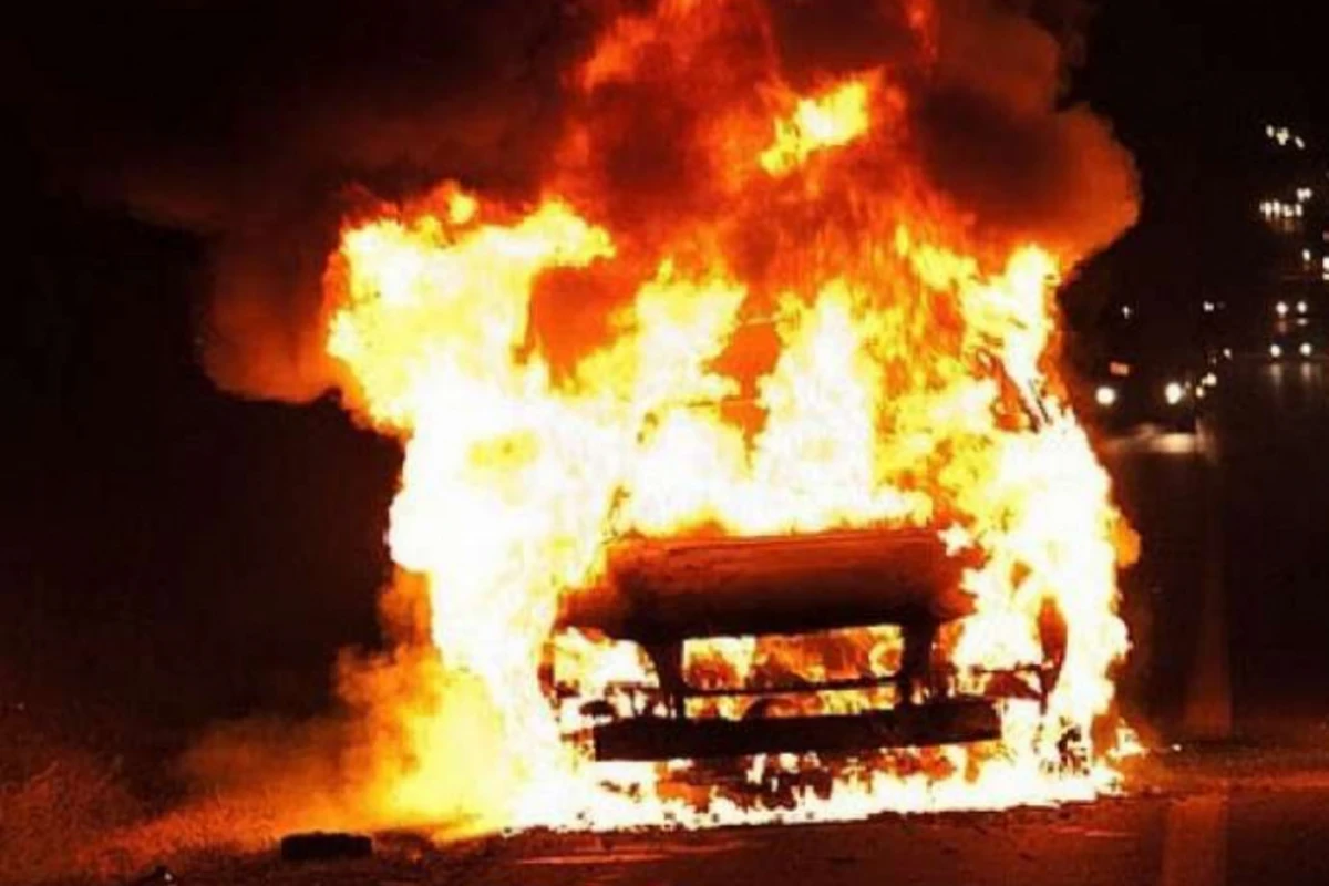 В Баку Porsche сгорел после удара об ограждение (видео)