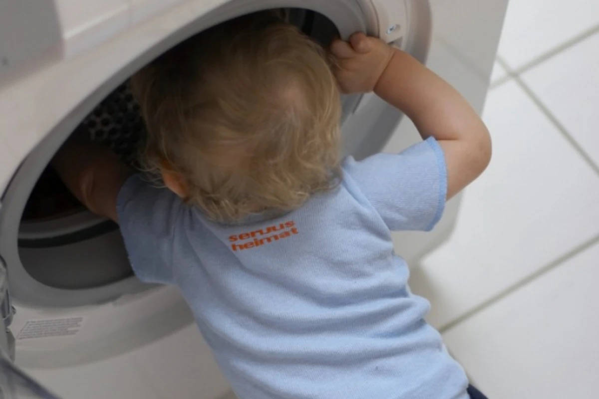 3-летний мальчик задохнулся в стиральной машинке во время игры в прятки