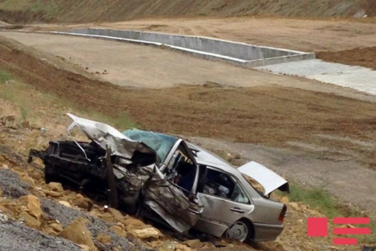 Qazaxda avtomobil dərəyə düşüb Qazaxda avtomobil dərəyə düşüb