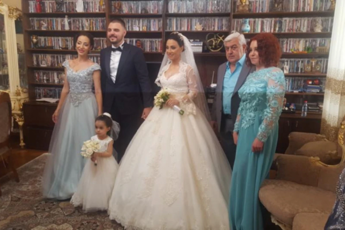 Xalq artisti qızını gəlin köçürdü - FOTO Xalq artisti qızını gəlin köçürdü - FOTO