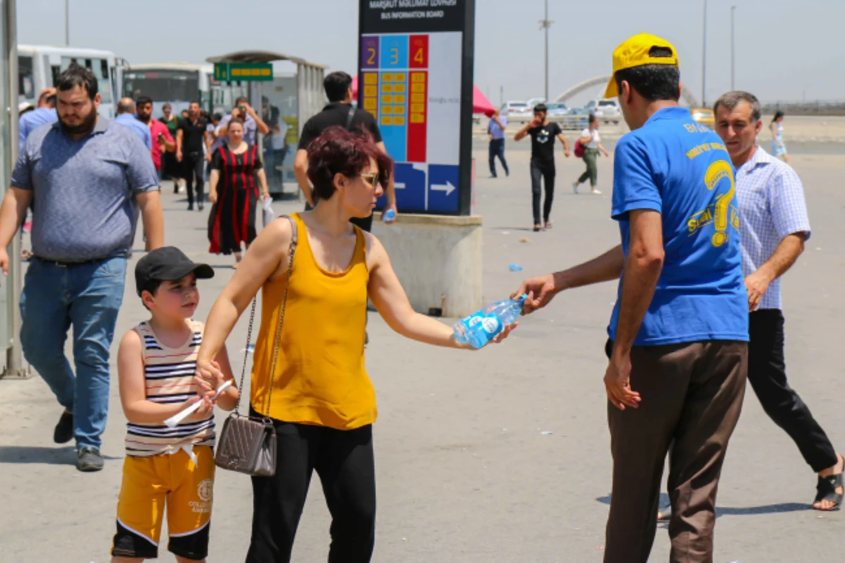 Bakıda ilk addım – vətəndaşlara pulsuz su paylanılır FOTO