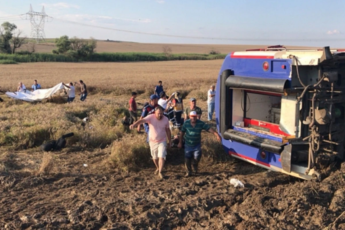 В Турции пассажирский поезд сошел с рельсов: десятки погибших (фото)