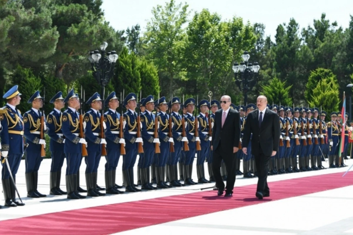 Президент Турции посетовал на жару в Баку (видео)