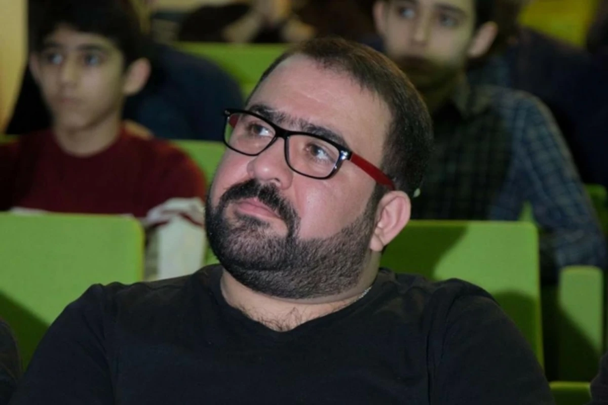 Canlı yayımda intihara cəhd edən şair: Məni söyün, təhqir edin, qınayın Canlı yayımda intihara cəhd edən şair: Məni söyün, təhqir edin, qınayın