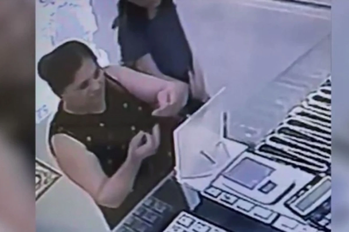 В Азербайджане женщина, совершившая кражу из ювелирного магазина попала на камеру (видео)