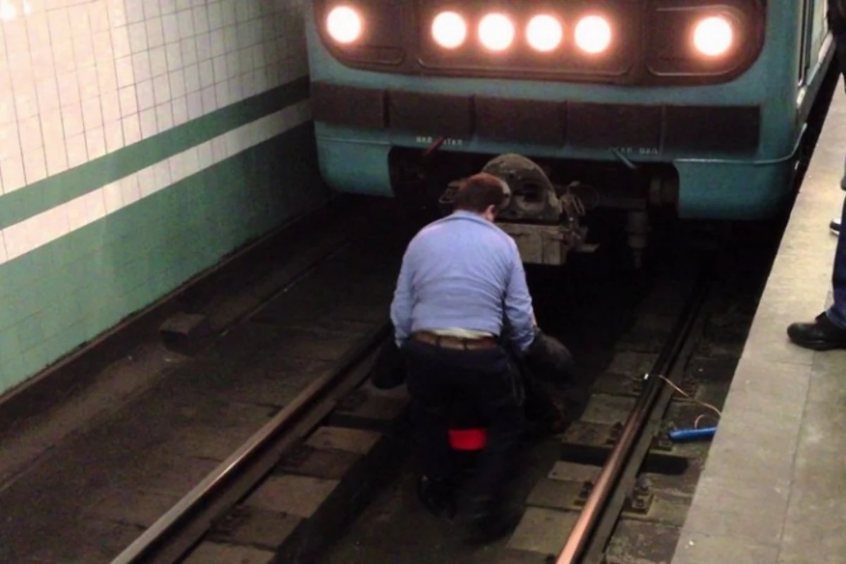 Bakı metrosunda həyəcan: gənc oğlan relsin üstünə yıxıldı