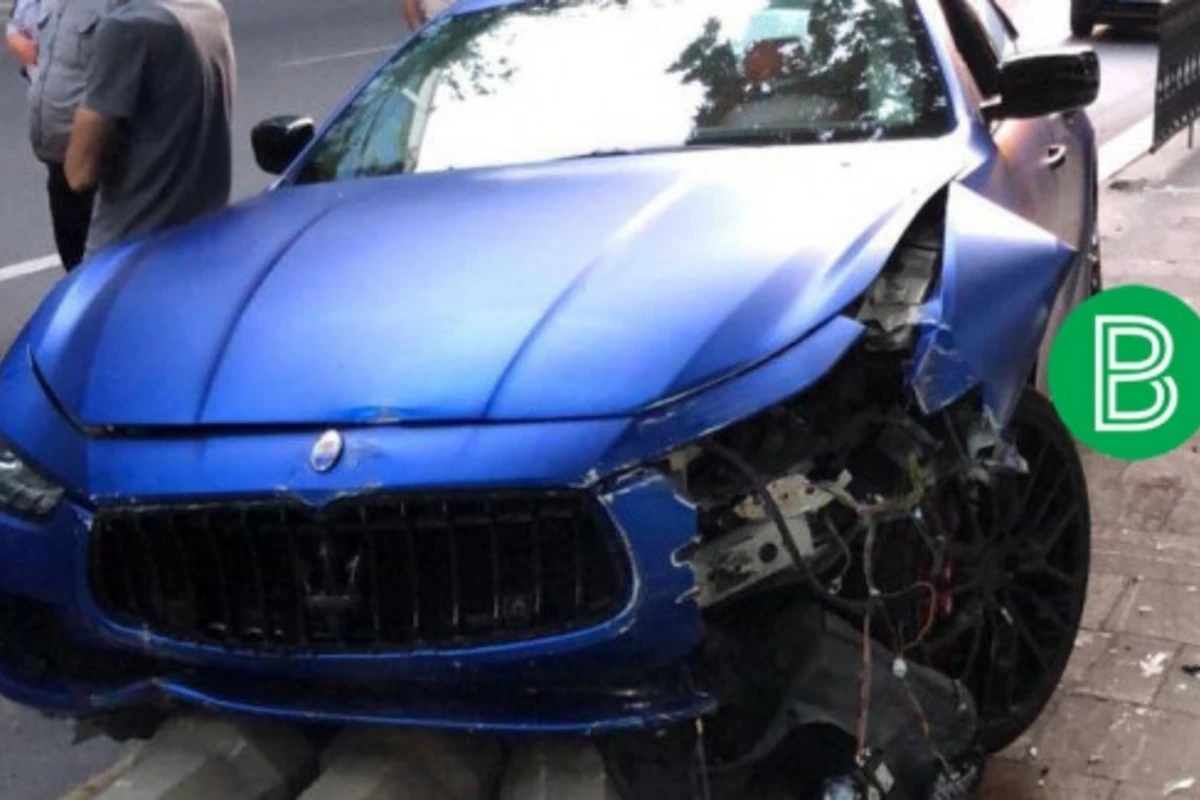 В Баку Maserati врезался в преграду, водитель погиб (фото)