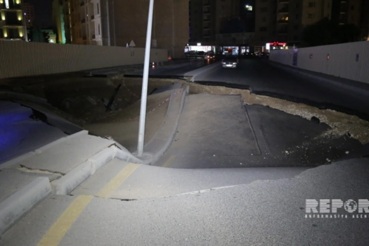 В центре Баку на 8 метров осела дорога, автомобили получили сильный урон (видео)