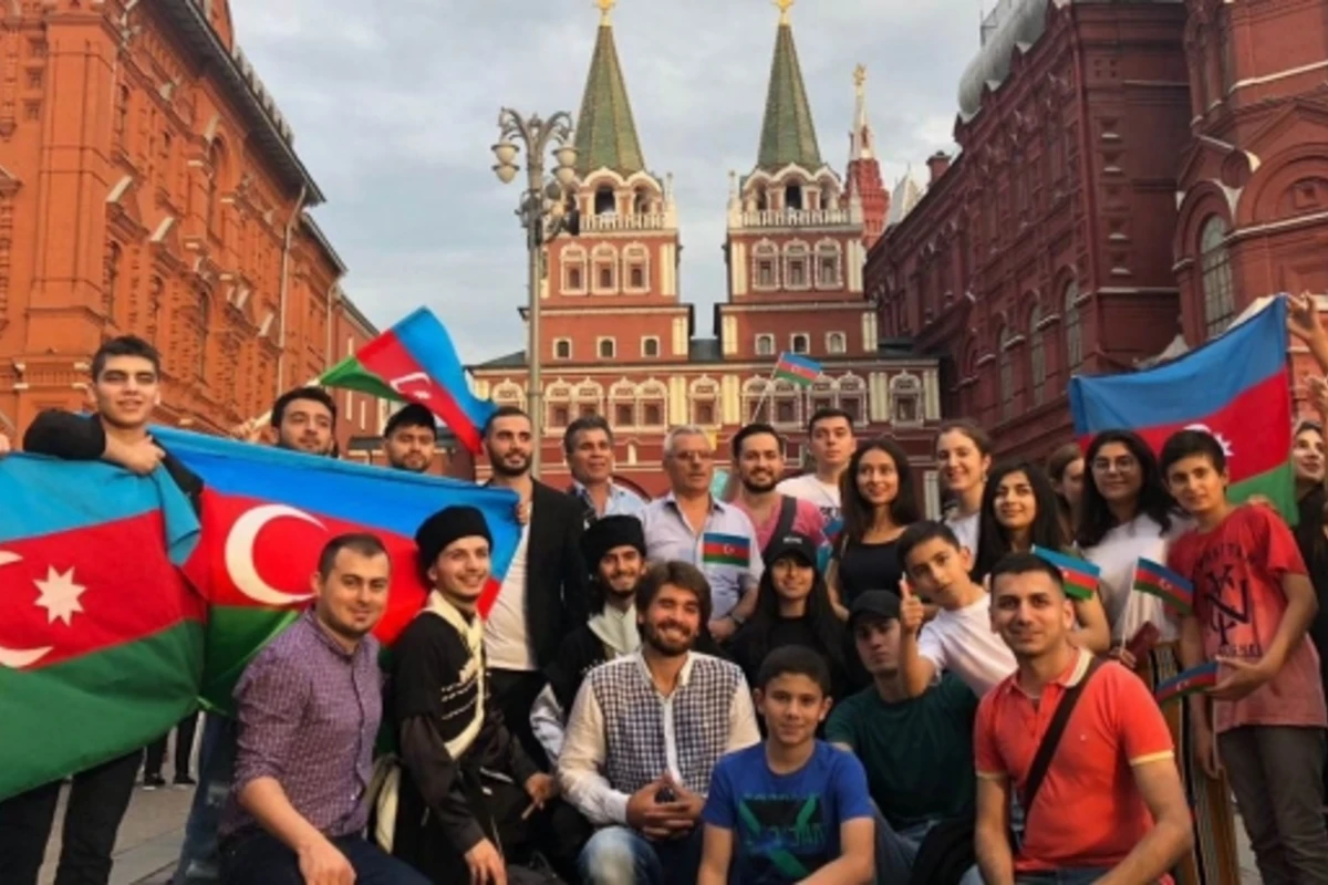Азербайджанцы Москвы устроили флешмоб в преддверии финала ЧМ-2018 (фото)