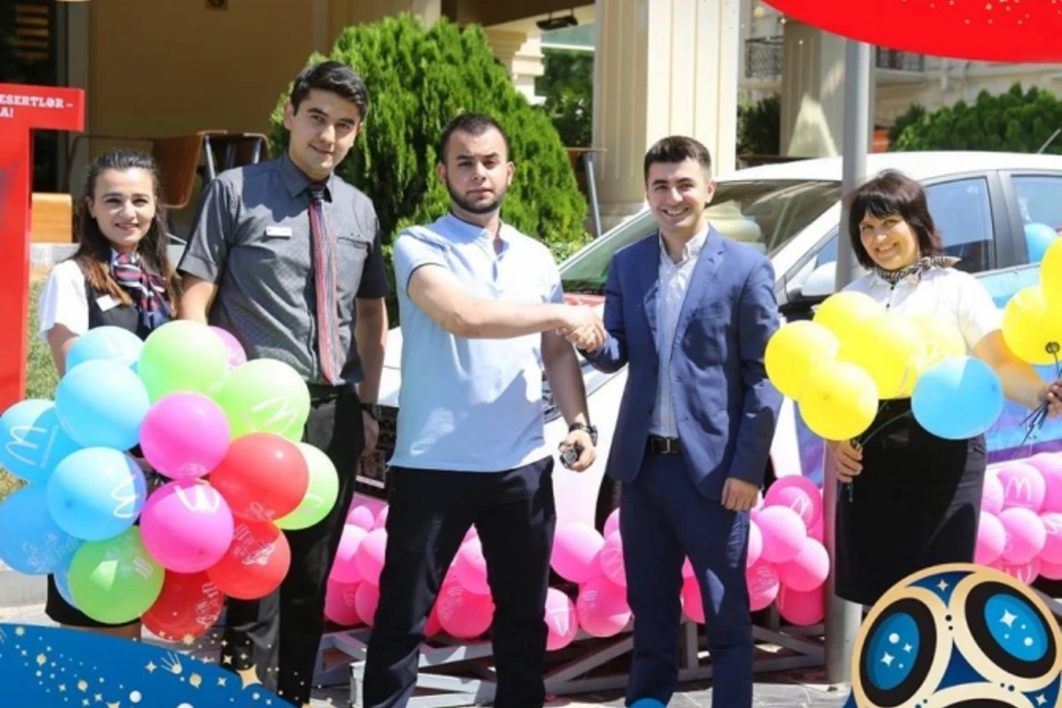 McDonald’s Azərbaycan müştərilərinə hədiyyələr payladı (FOTO) McDonald’s Azərbaycan müştərilərinə hədiyyələr payladı (FOTO)