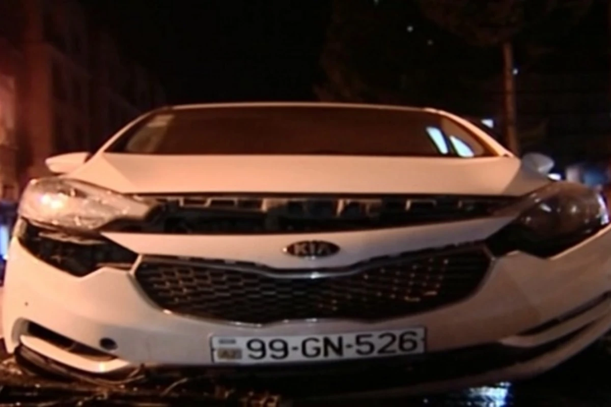 В Баку турист на арендованном автомобиле попал в ДТП (видео)