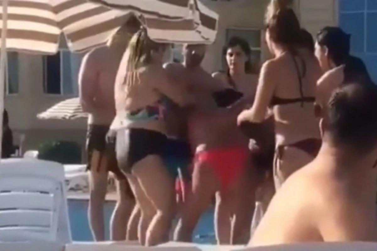 На пляже в Баку подрались девушки (видео)
