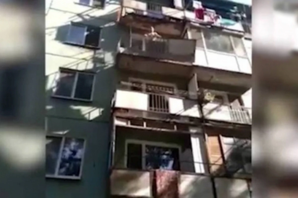 Мужчина показывал коммунальщику аварийное состояние своего балкона, упал и умер (видео)