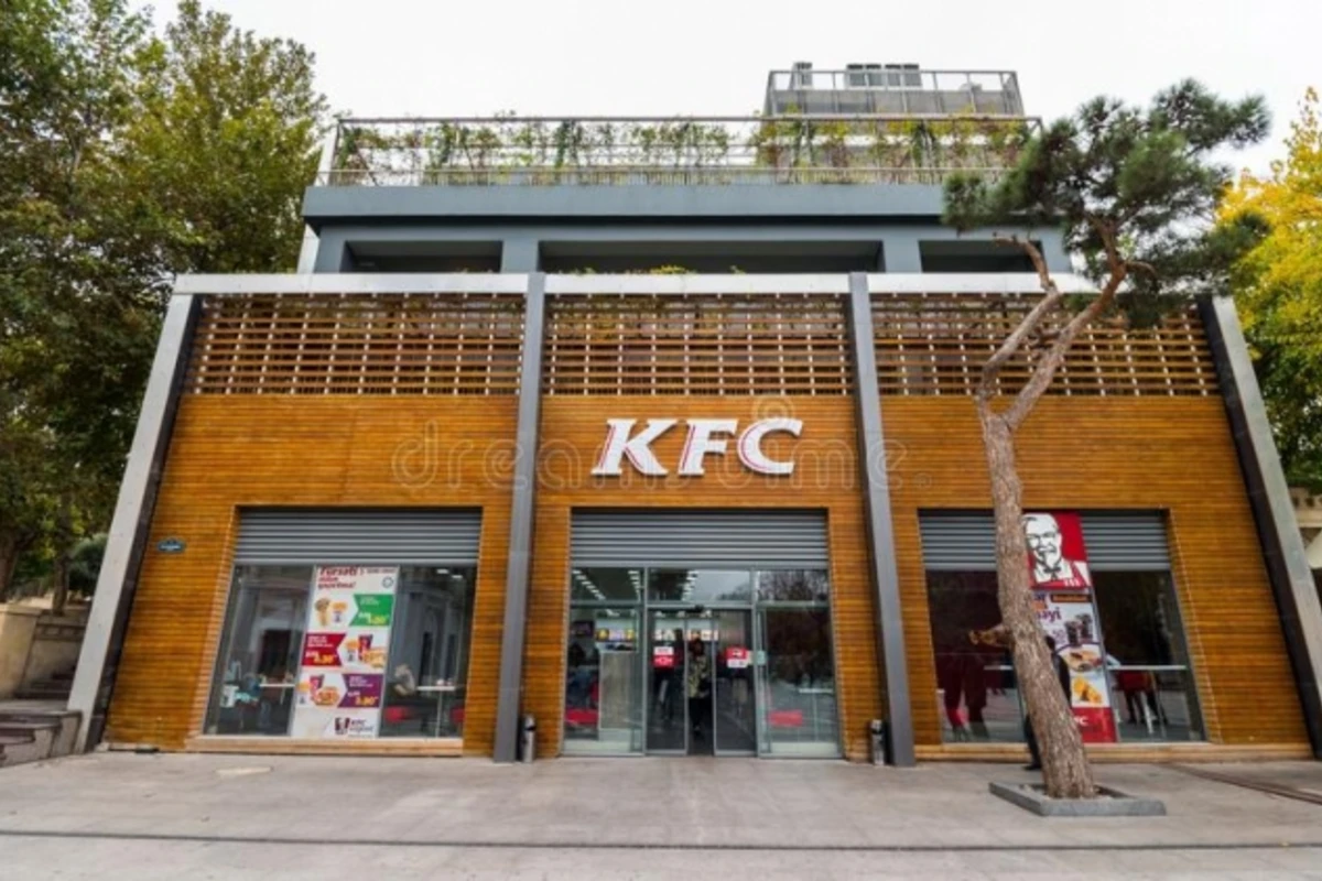 Драка в KFC в Баку - инцидент попал на камеру (видео)