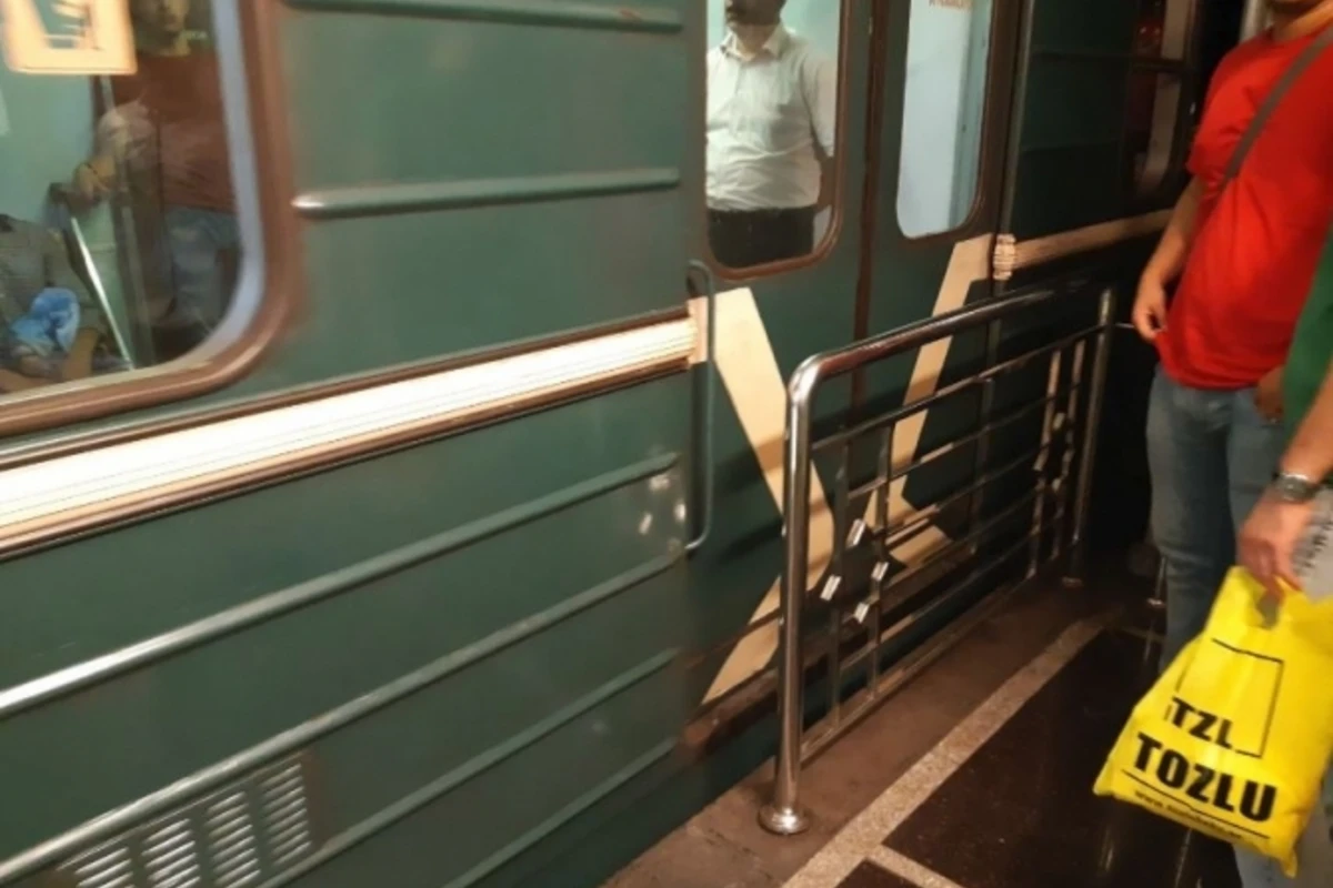 Неожиданный поступок машиниста в бакинском метро напугал пассажиров (видео)