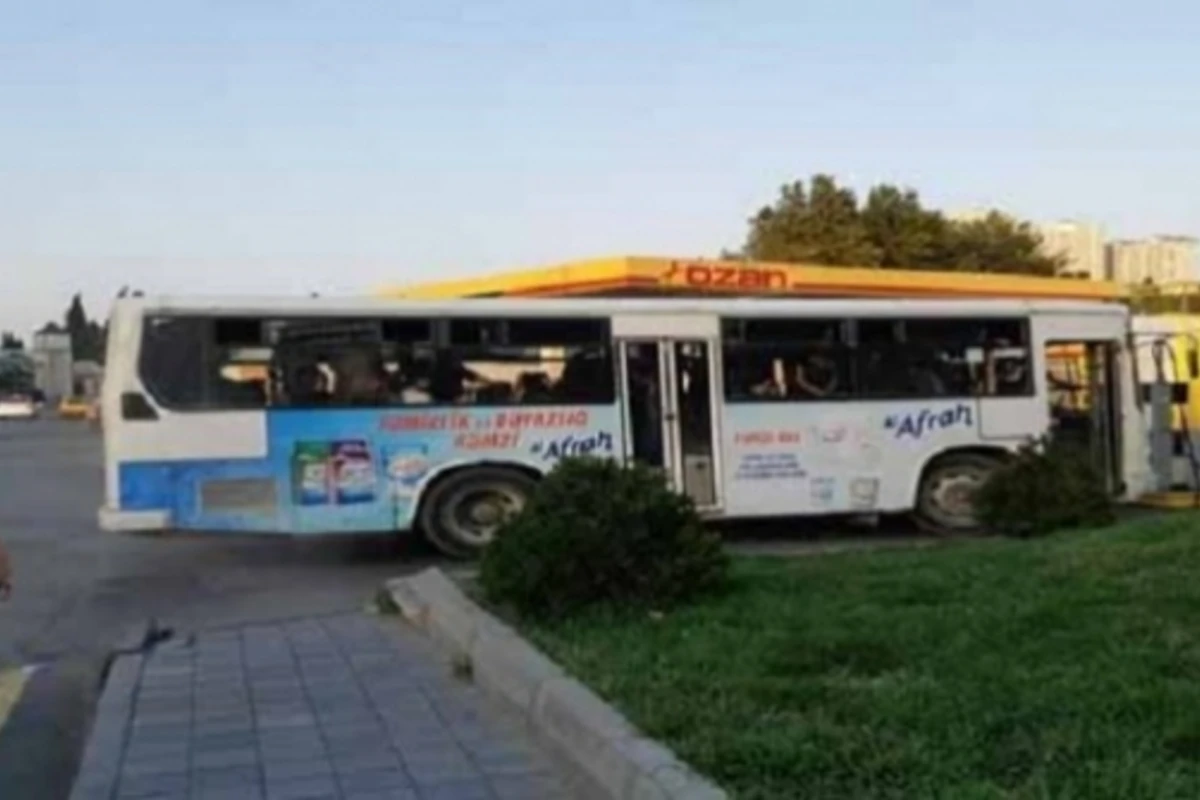 Bakıda sərnişin dolu avtobus yanacaqdoldurma məntəqəsinə çırpıldı – VİDEO