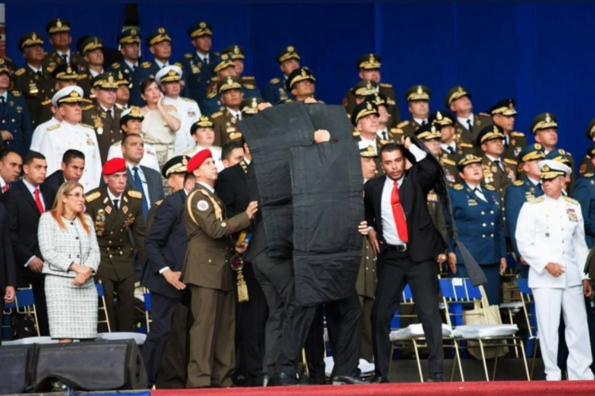 Момент покушения на президента Венесуэлы Николаса Мадуро - ВИДЕО