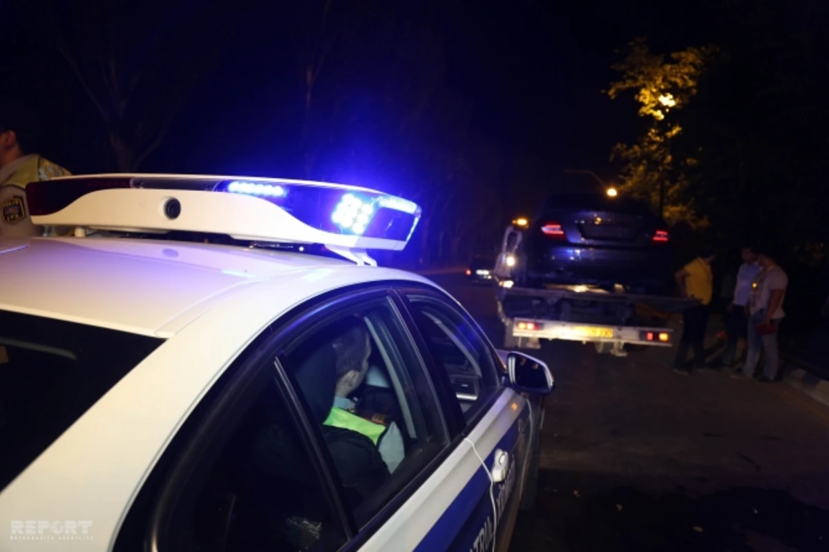 В Баку высокая скорость стала причиной аварии, есть раненые - ВИДЕО