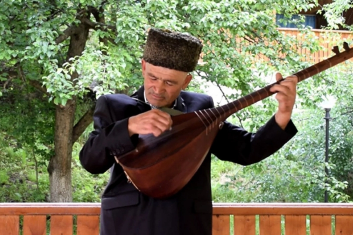 Azərbaycana gələn turistlərin çıraqla axtardıqları adam: Onu eşq nə hallara salıb... - VİDEO