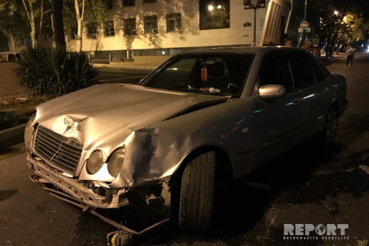 В Баку водитель такси устроил аварию, проехав на красный свет - ФОТО