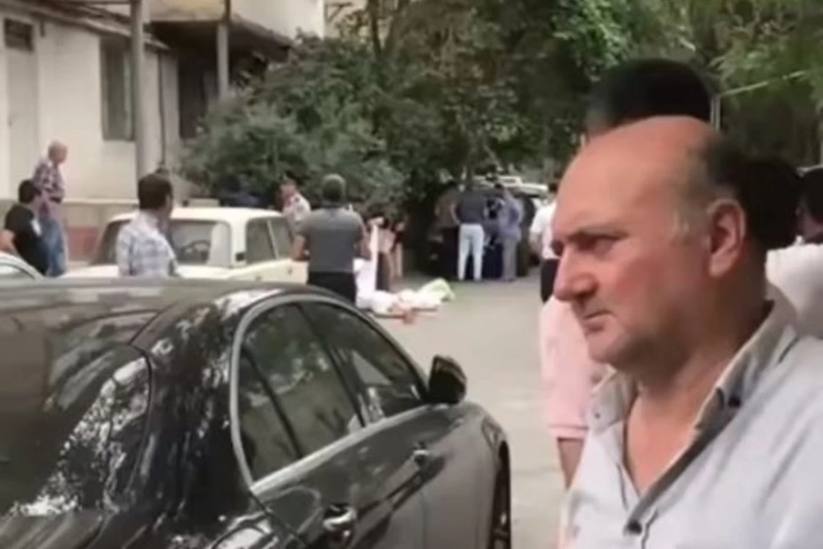 В Баку отец бросился с крыши здания, не выдержав смерти сына - ВИДЕО