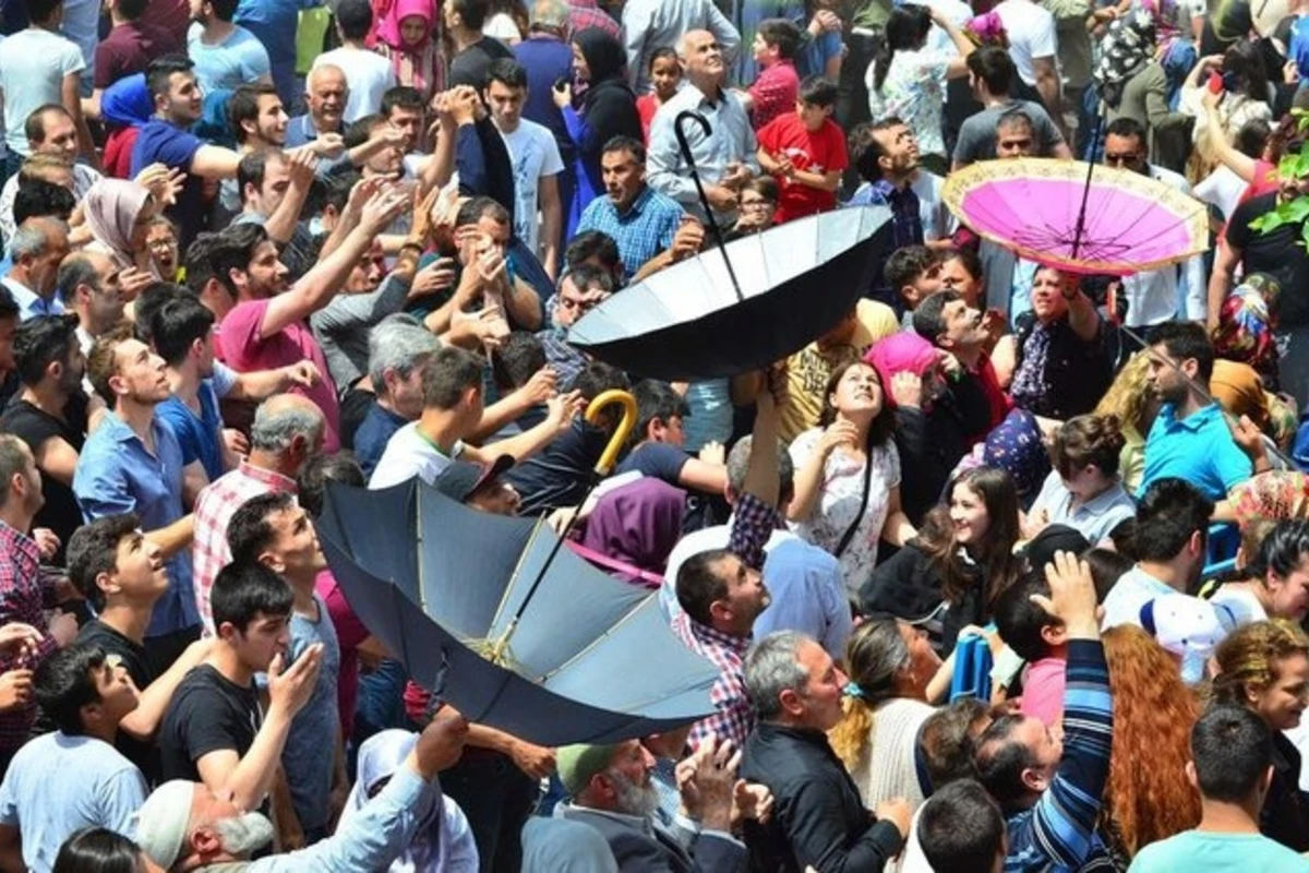 Boğulmağa başladım - Əynini soyunan kişilər aktrisaya hücum çəkdilər - FOTO