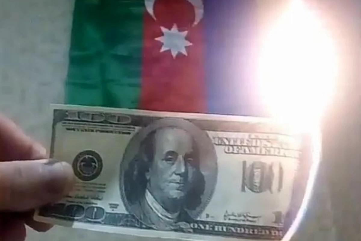 Азербайджанец в поддержку Турции сжег 100 долларов - ВИДЕО
