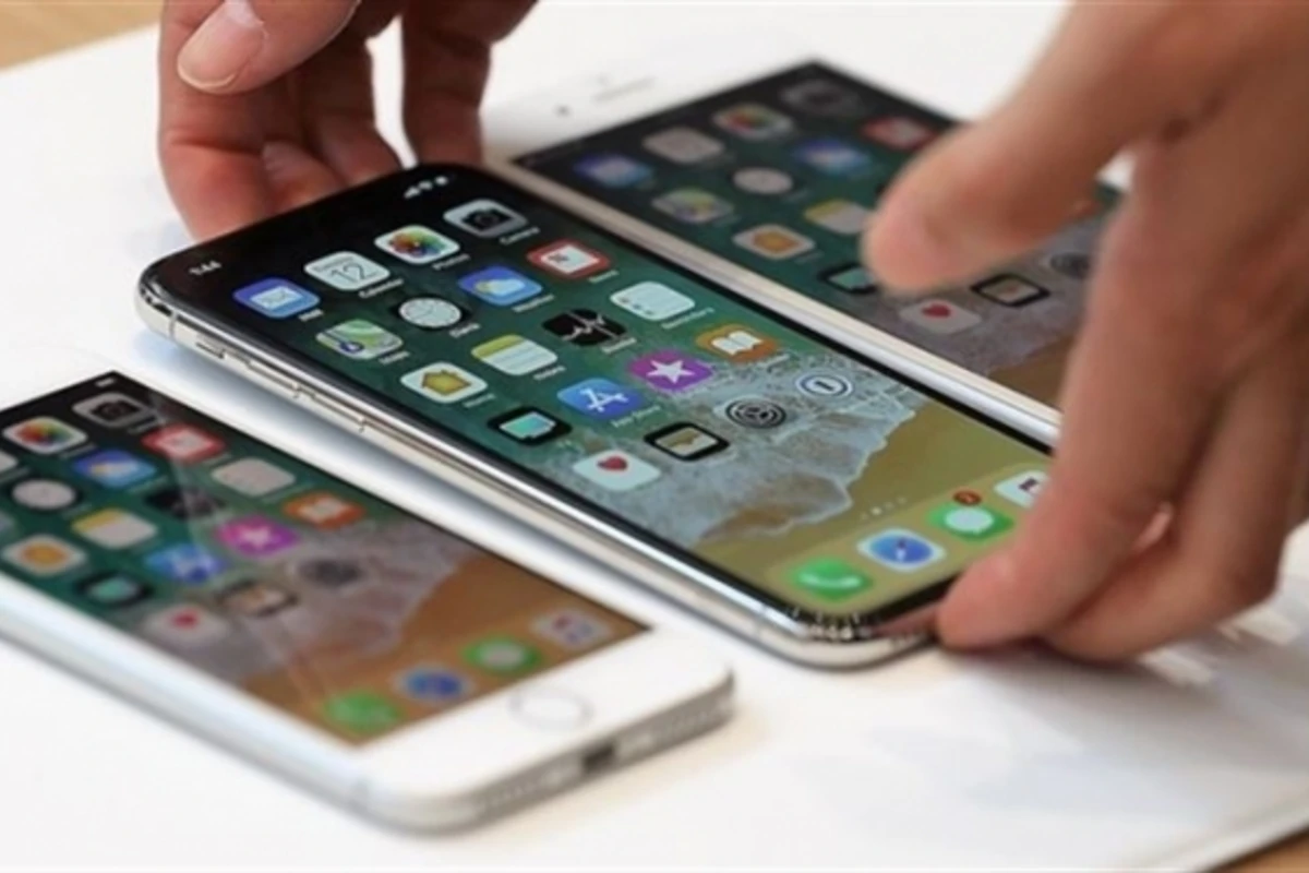 После призыва Эрдогана к бойкоту люди начали ломать свои iPhone - ВИДЕО