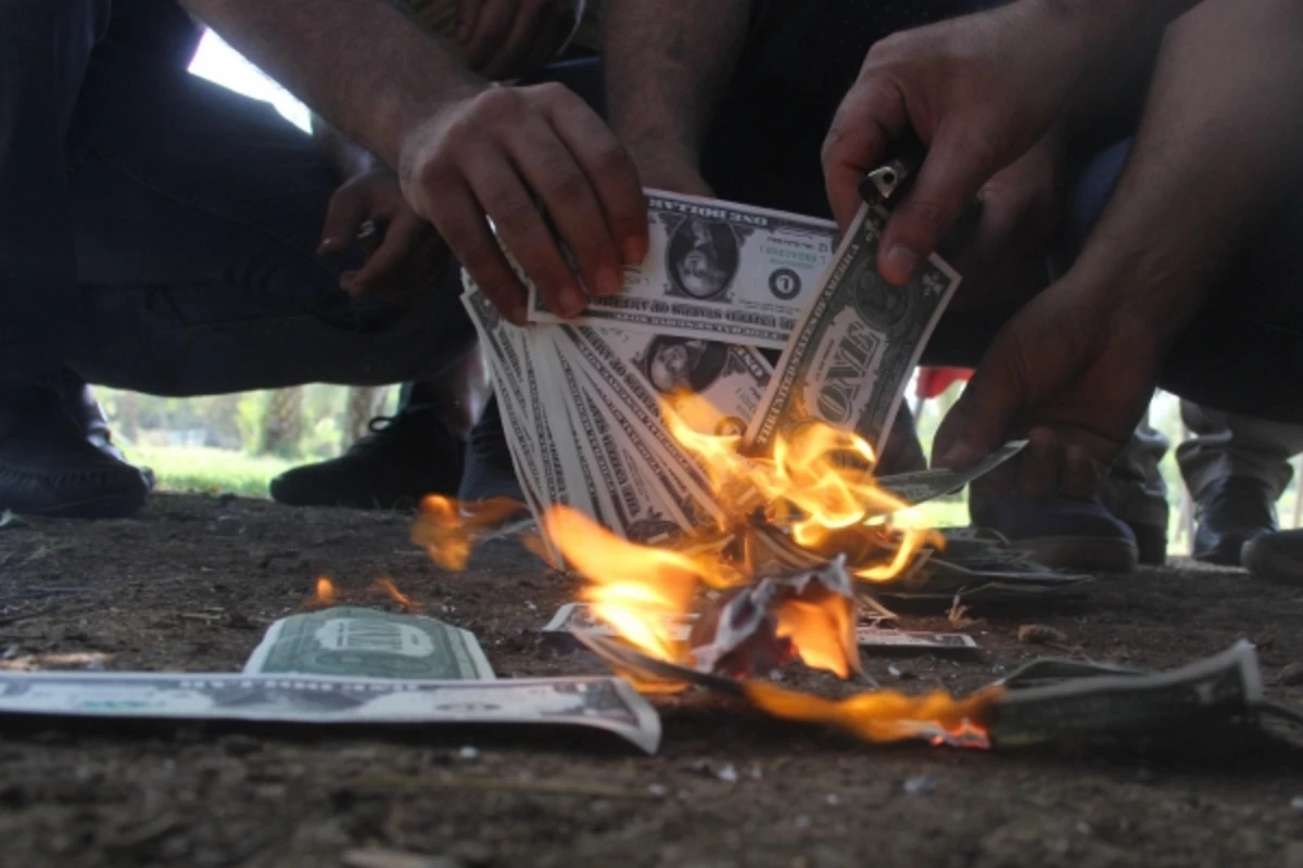 Türklərdən ağlasığmaz boykot - dollarla burnu sildi, iPhone qırdı, kolanı isə... (VİDEO) Türklərdən ağlasığmaz boykot - dollarla burnu sildi, iPhone qırdı, kolanı isə... (VİDEO)