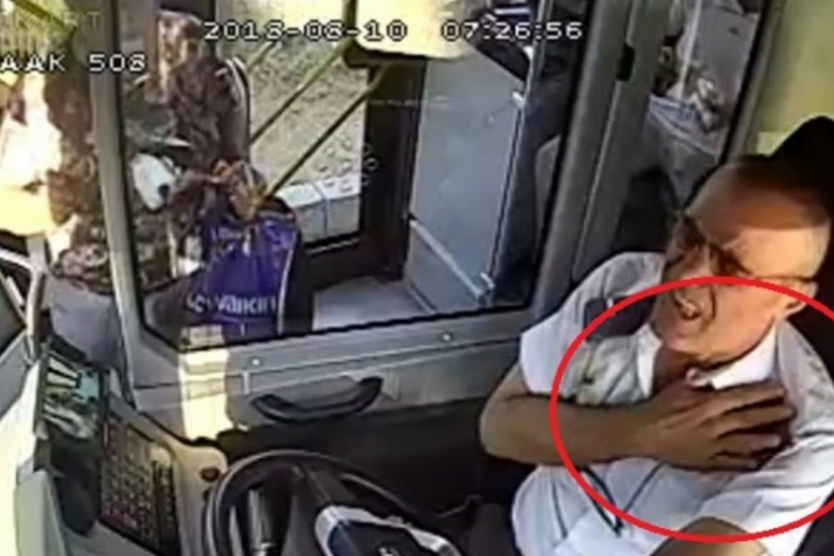 İnfarkt keçirən avtobus sürücüsü bu addımı ilə ölkədə qəhrəman oldu (VİDEO)