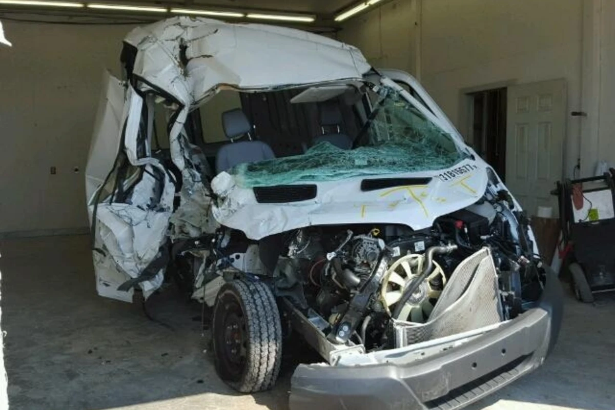 Azərbaycanda ağır qəza - Ford Transit aşdı, 3 nəfər yaralandı (VİDEO)