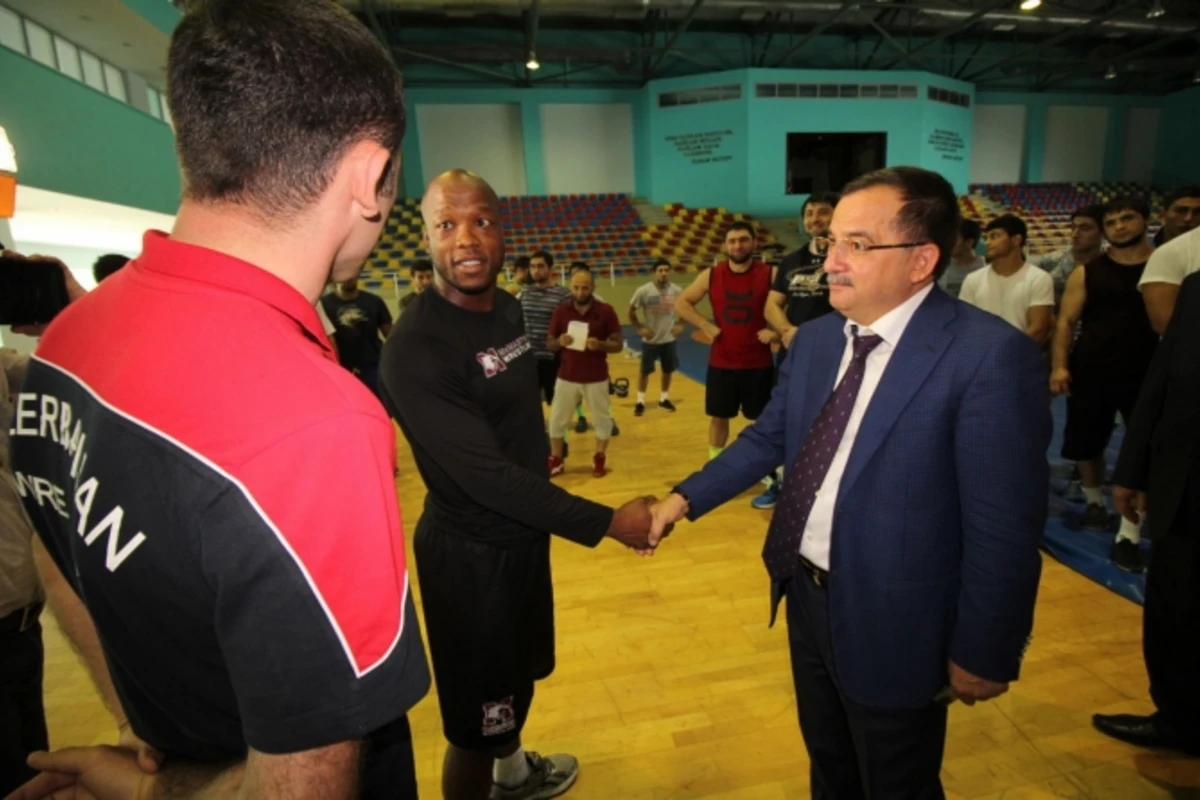 Dünya və Olimpiya çempionları icra başçısı ilə görüşdü - FOTO Dünya və Olimpiya çempionları icra başçısı ilə görüşdü - FOTO