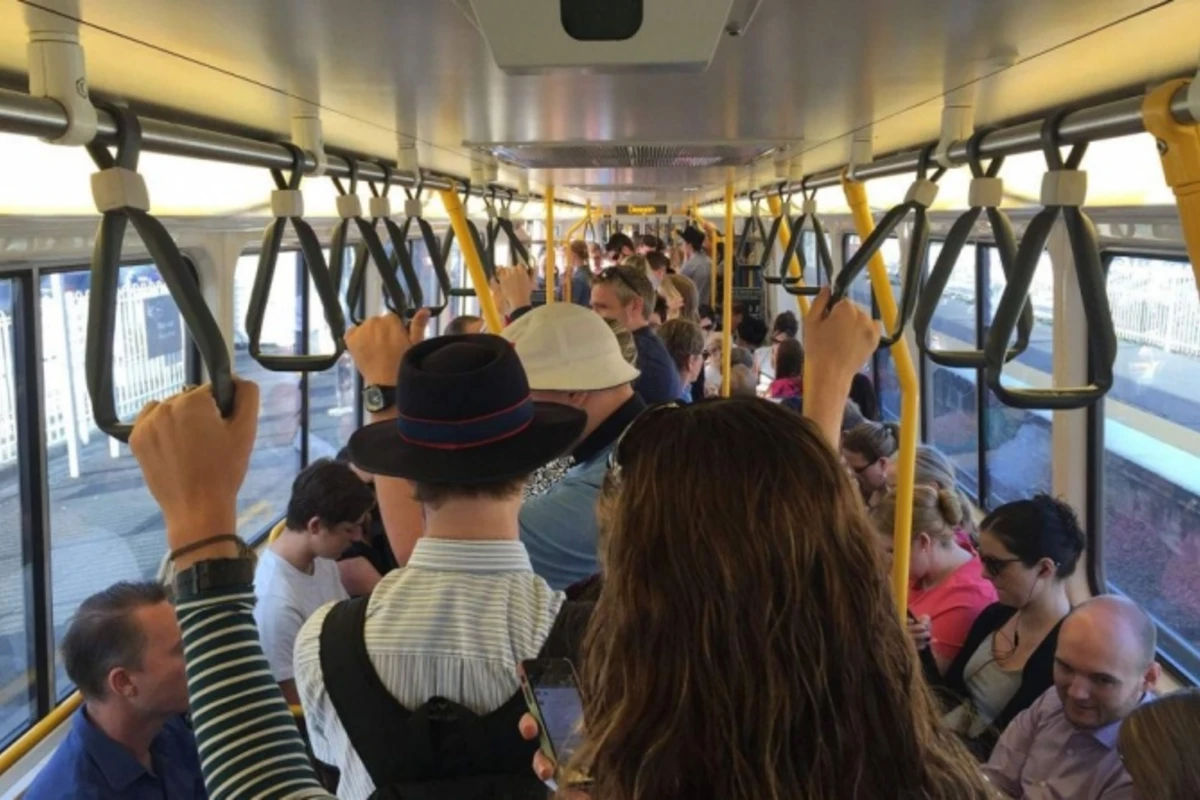 Bakıda avtobusda yaşlı qadınla gənc qız arasında əlbəyaxa dava – Video Bakıda avtobusda yaşlı qadınla gənc qız arasında əlbəyaxa dava – Video