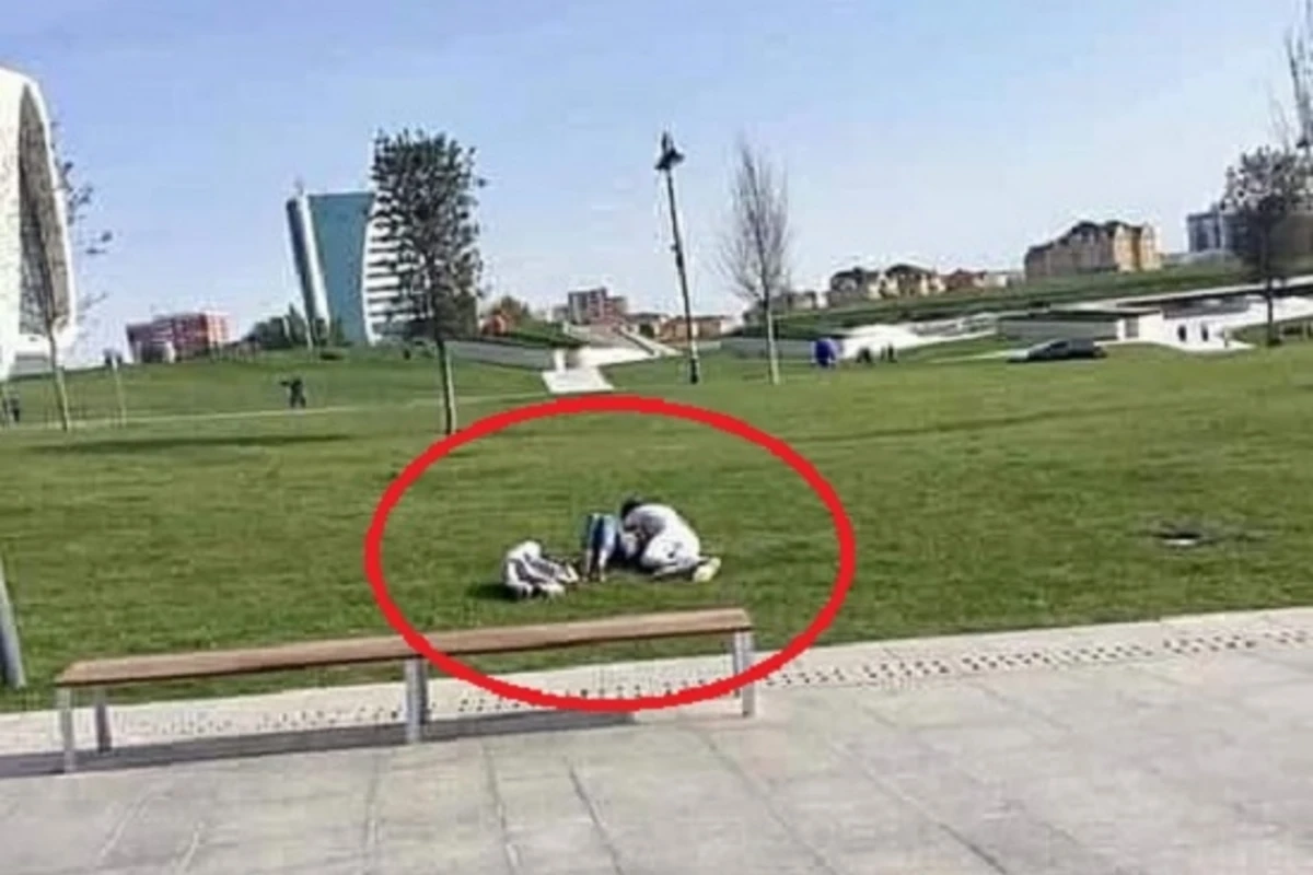 Bakıda parkda qızla oğlandan gözlənilməz addım Bakıda parkda qızla oğlandan gözlənilməz addım