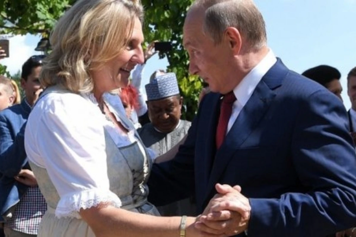 Путин станцевал с главой МИД Австрии на ее свадьбе - ВИДЕО