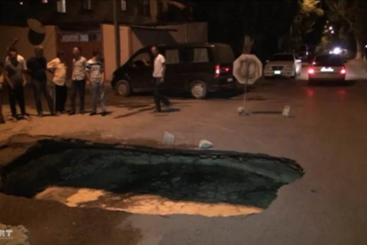 В Азербайджане в результате взрыва канализационной трубы осела дорога (видео)