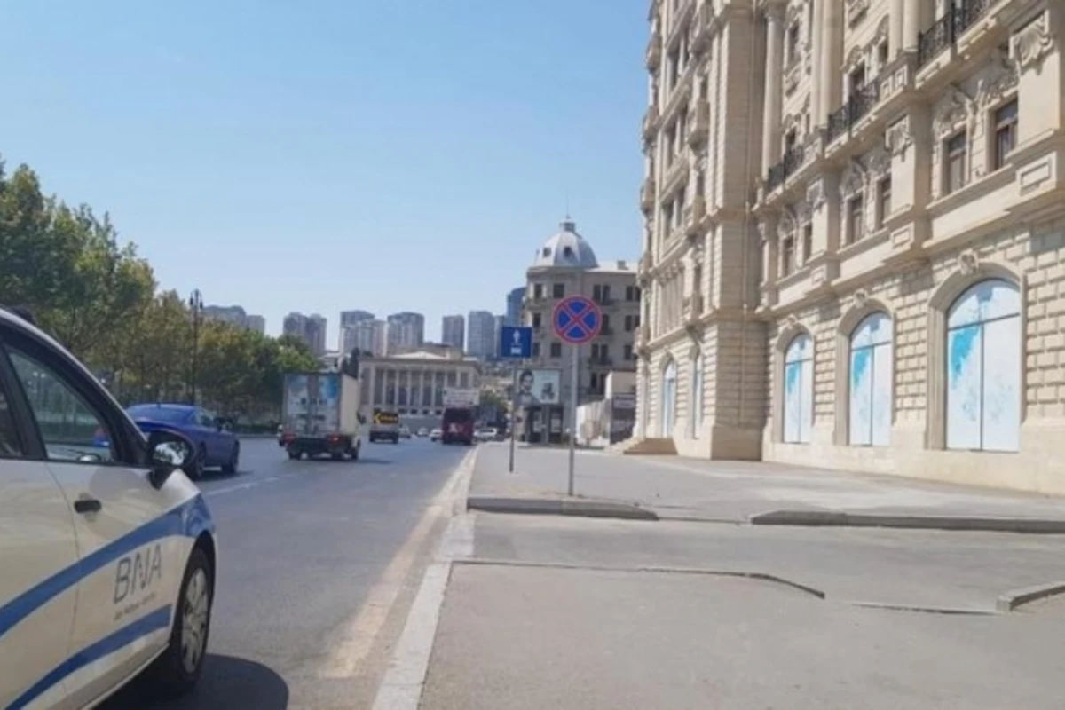 На одной из центральных улиц Баку запрещена парковка - ФОТО
