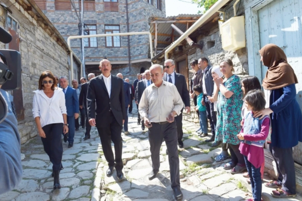Prezident və xanımının kənd sakinləri ilə səmimi görüntüləri (VİDEO)