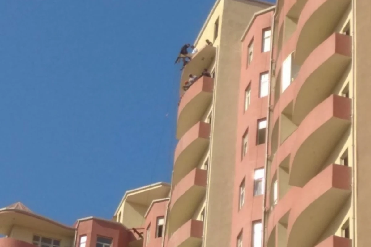 Bakıda pullarını ala bilməyən fəhlələr intihara cəhd edib - FOTO+VİDEO