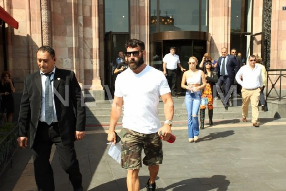 Poker kralı porno ulduz və qumarbazlar ölkəsindən Qarabağa yollanır (FOTO)