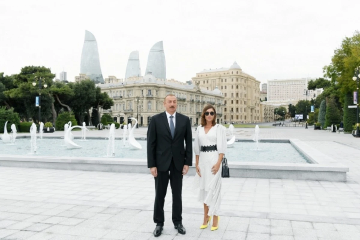 Prezident və xanımı Bakı bulvarında - VİDEO Prezident və xanımı Bakı bulvarında - VİDEO
